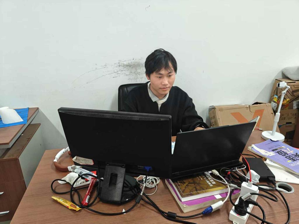 人工智能+陈霜+生活照1 (1).jpg